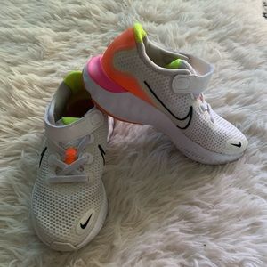 Little Girls Nike Revolution Sneaker